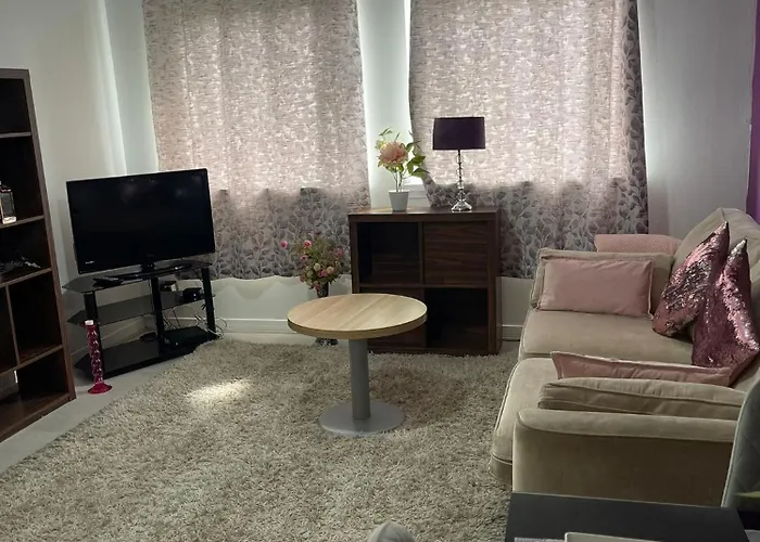 Chic 2 Bed Apartment With Free Parking- Recently Redecorated, 10 Minutes To City Centre