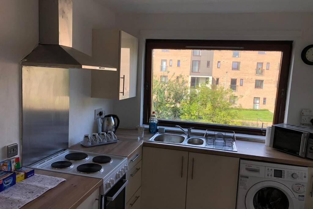 Chic 2 Bed With Free Parking- Recently Redecorated, 10 Minutes To Centre * Edimburgo