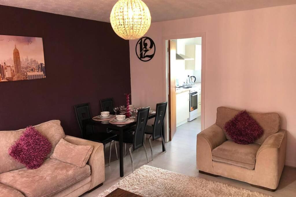 Chic 2 Bed With Free Parking- Recently Redecorated, 10 Minutes To Centre Apartamento