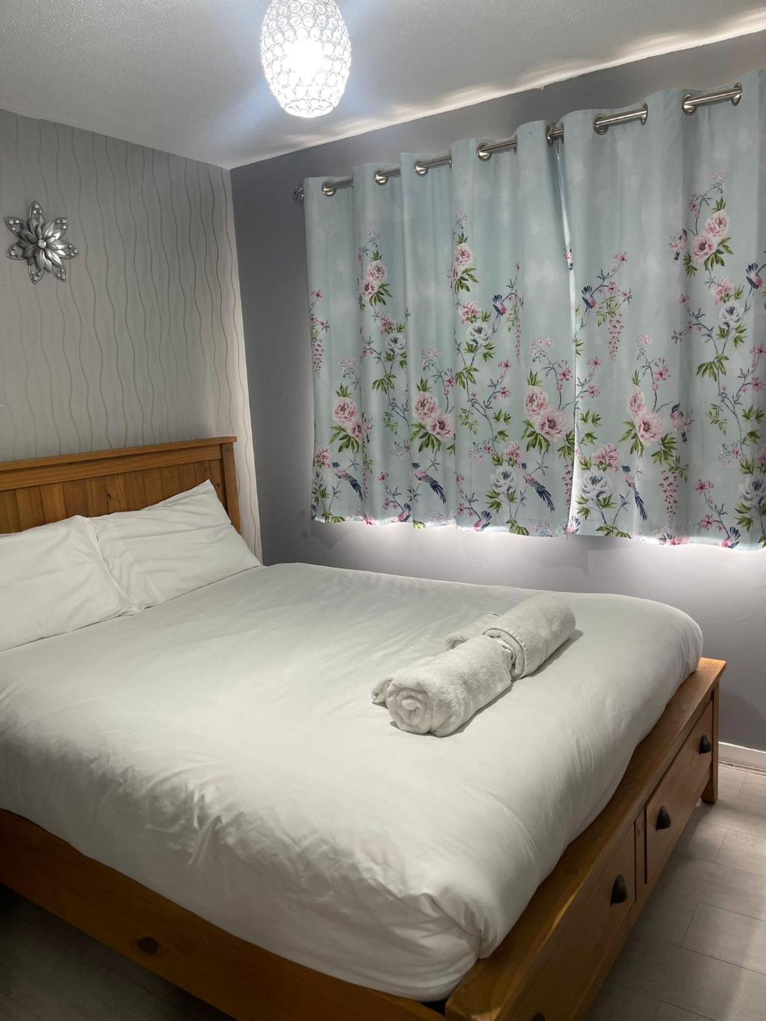 Chic 2 Bed With Free Parking- Recently Redecorated, 10 Minutes To Centre Edimburgo