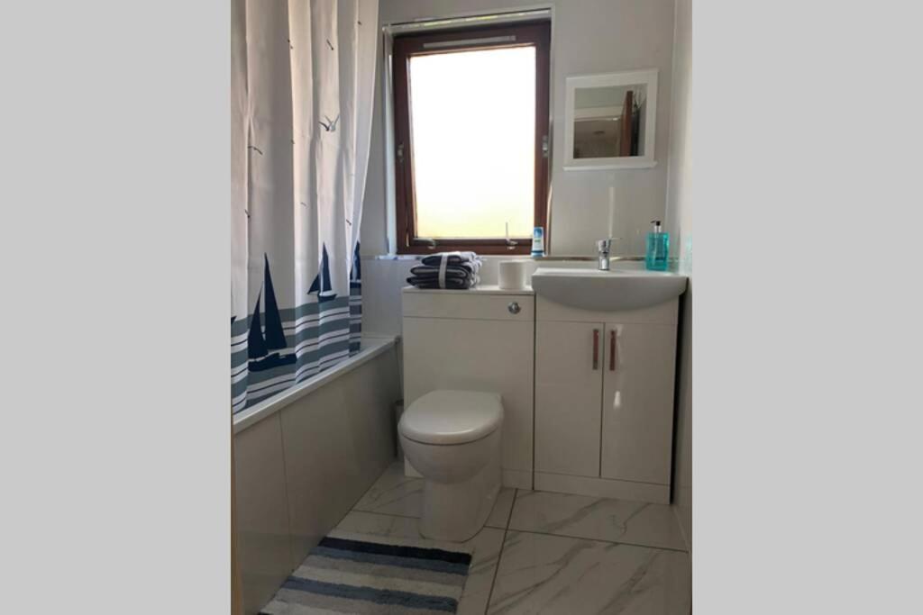 Appartamento Chic 2 Bed With Free Parking- Recently Redecorated, 10 Minutes To Centre Edimburgo