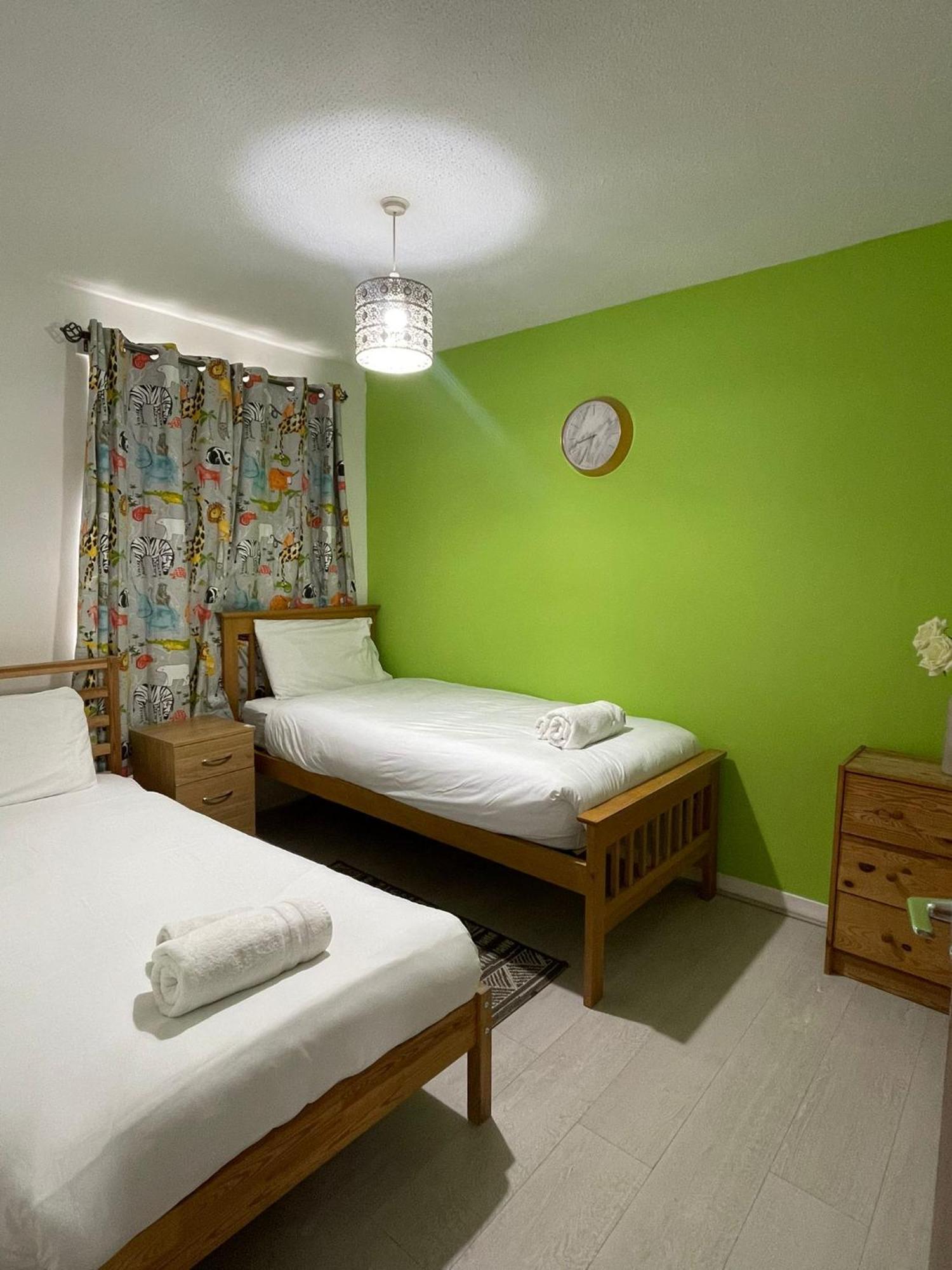 Appartamento Chic 2 Bed With Free Parking- Recently Redecorated, 10 Minutes To Centre *